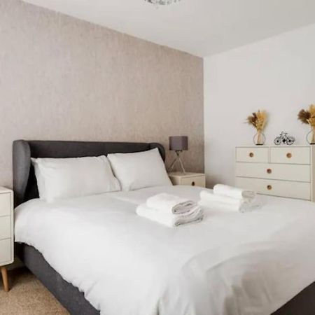 New Build House Near Trafford Centre With Drive Manchester Exterior photo