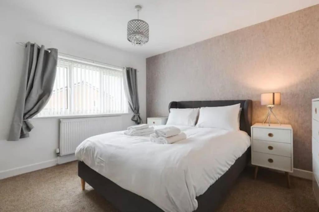 New Build House Near Trafford Centre With Drive Manchester Exterior photo